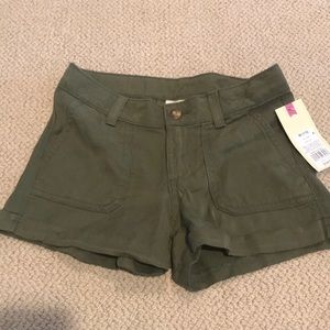 Cherokee olive cuffed shorts